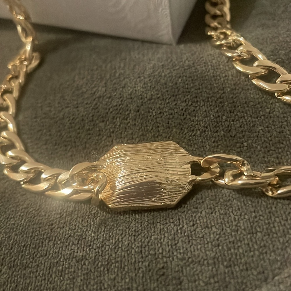 Green gemstone fashion necklace. - Picture 5 of 6